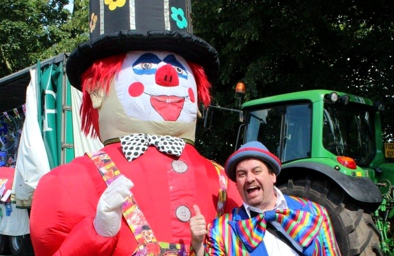 Stripey Wipey event and festival entertainment with families enjoying the show