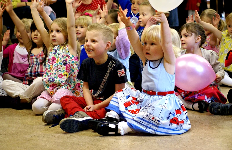 Stripey Wipey school and nursery show with children joining in